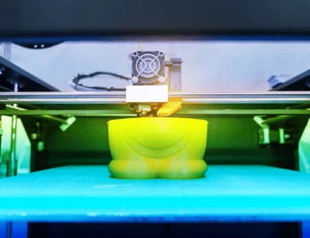 PC en funcionamiento con impresión 3D
